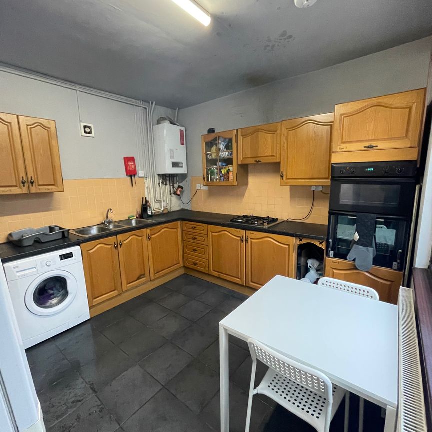 East Park Road Room 7 - Photo 1