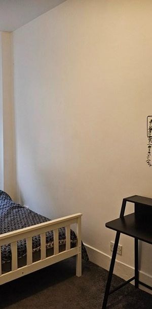 1 bedroom in a house share to rent - Photo 1