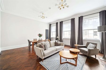 PET FRIENDLY. EXCLUSIVELY MANAGED BY SAVILLS. Immaculately refurbished three-bedroom apartment with private terrace. - Photo 3