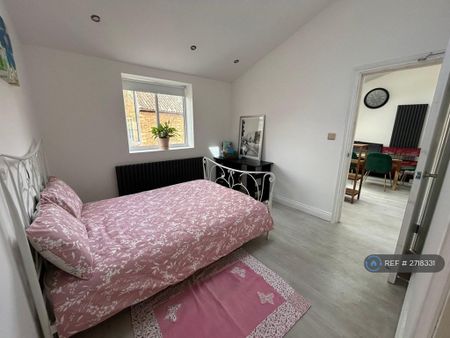 1 bedroom in a house share to rent - Photo 4