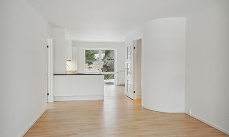 Gennemrenoveret 3-vær. stuelejlighed med 2 terrasser på eftertragtet adresse i Nærum. Lige ved natur! Depotrum i kælderen. Fri parkering - Photo 4