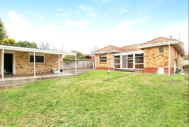 27 Daff Avenue, Hampton East VIC 3188 - House For Rent | Domain - Photo 1