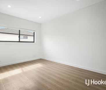 Stunning Brand New 5 Bedroom Home - Photo 4