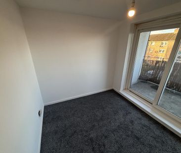 3 bedroom flat to rent - Photo 4