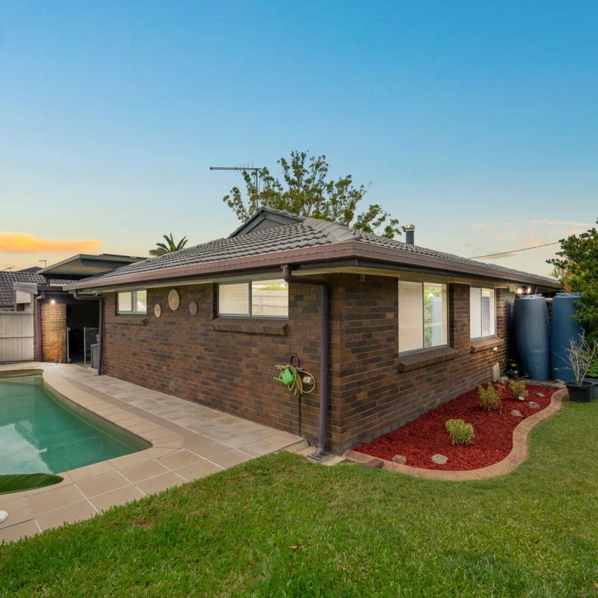 Spacious Family Home with Pool & Multiple Living Areas ! - Photo 1