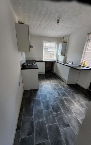 3 Bed Terraced House, Warren Street, M7 - Photo 2