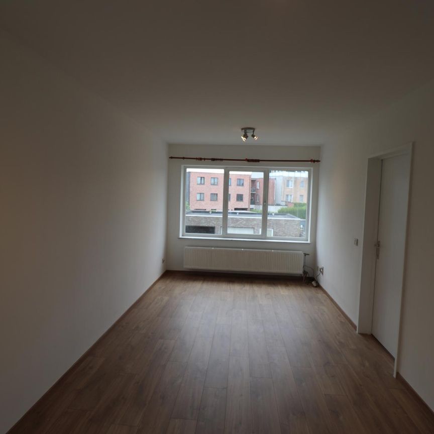 Een gerenoveerd appartement op de eerste verdieping achteraan met autostaanplaats - Photo 1