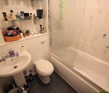 The Rowans, Woking, Surrey, GU22 - Photo 2