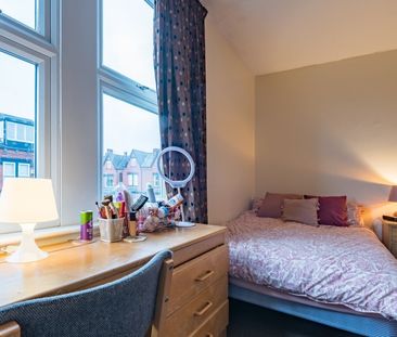 Burchett Place, Leeds - Photo 2
