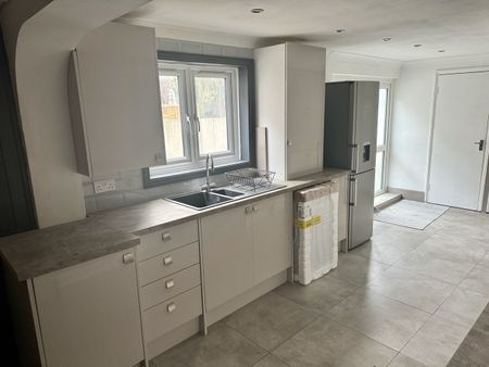 3 Bed Flat, Russell Road, E10 - Photo 3