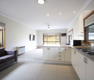 Spacious One Bedroom Unit, Short Distance From Cbd - Photo 2