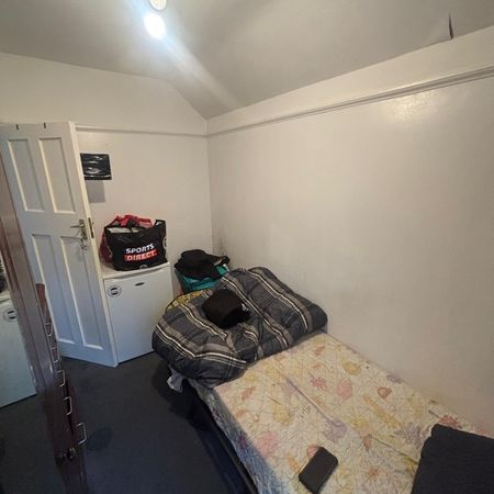 Room in a Shared Flat, Westminster Avenue, CR7 - Photo 4