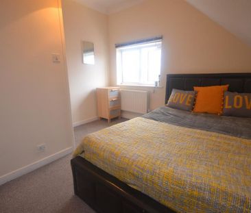 1 bedroom Flat To Let - Photo 2
