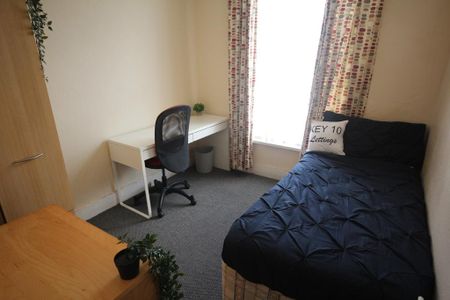 3 bedroom semi-detached house to rent - Photo 3