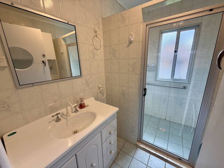 3 Bedroom Home with included yard maintenance! - Photo 3