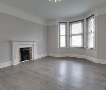 The Warren, Aldershot, Hampshire, GU11 - Photo 4