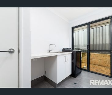 4x2 Family Home in Eglinton - With Theatre! - Photo 4