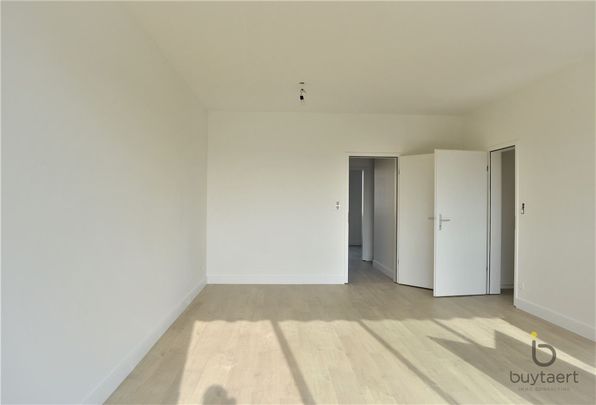 Gerenoveerd twee slaapkamer appartement met prachtig zicht en terrassen! - Photo 1