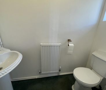 3 bedroom link detached house to rent - Photo 2