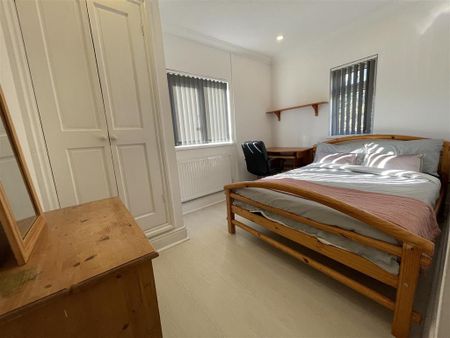 3 bedroom apartment to rent - Photo 4