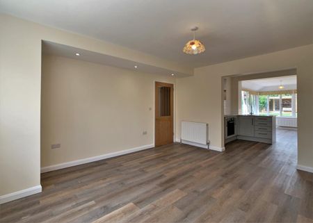 4 bedroom semi-detached house to rent - Photo 4