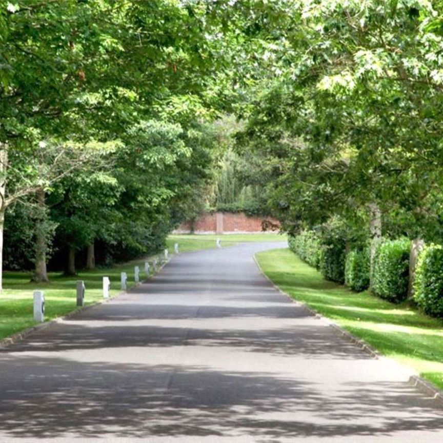 A beautifully presented two bedroom second floor apartment with views over the Charters estate. - Photo 1