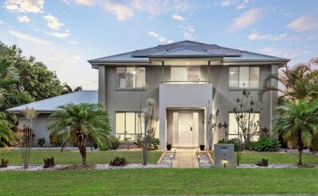 Grand 5-Bedroom Estate - Your Private Slice of Paradise! - Photo 3