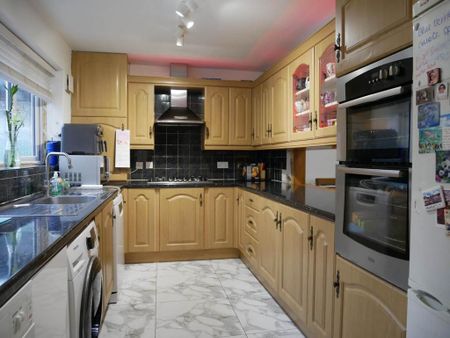 3 bedroom end of terrace house to rent - Photo 5