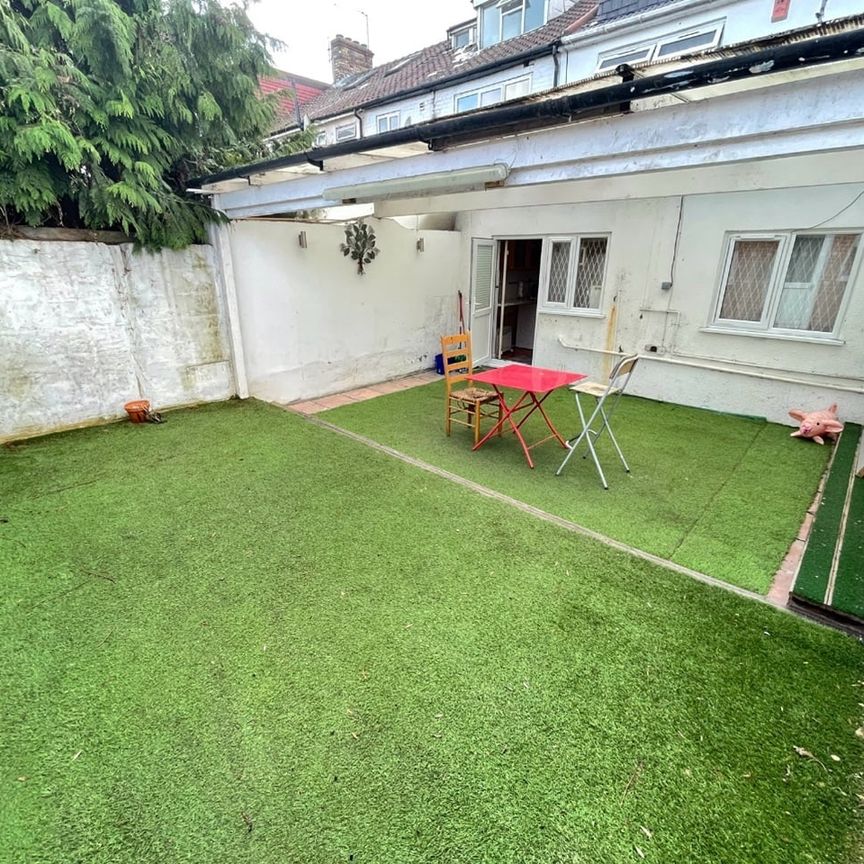 Room in a Shared House, North Circular Road, NW2 - Photo 1