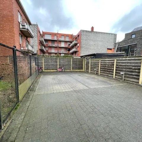 Ruim, sfeervol appartement met 2 slaapkamers, terras en een autostaanplaats in centrum van Geel! - Photo 1