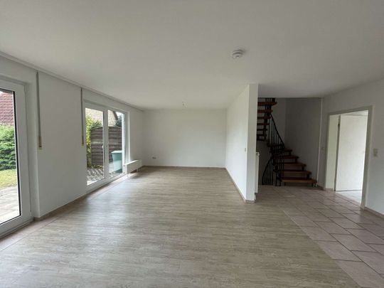 Familien aufgepasst! Renovierte Doppelhaushälfte mit Keller + Stellplatz nahe Halle (Saale)! - Photo 1