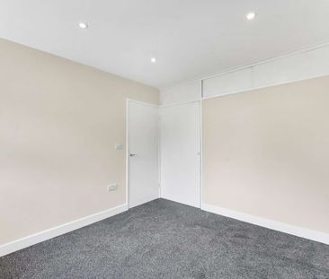 A well-presented three-bedroom mid-terrace family home. - Photo 5