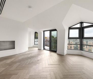 3 bedroom flat in London - Photo 1