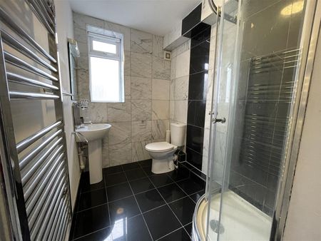 The Parade, Roath, Cardiff - Photo 2