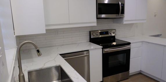 4 1/2 (Rénové, stationnement, électro inclus) - Photo 2