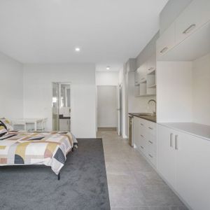 FULLY FURNISHED BEDSIT IN ROOMING HOUSE WITH GAS, ELECTRICITY AND WATER INCLUDED - Photo 2