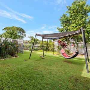 "Spacious and Modern Townhouse for Rent in Ormeau - Your Perfect Home Awaits!" - Photo 3