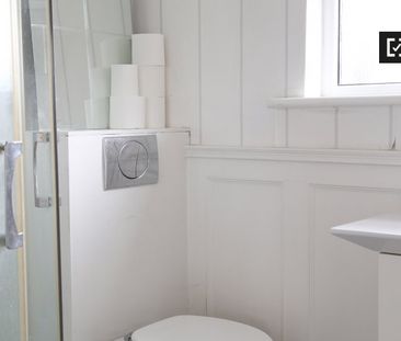 Room for rent in 5-bedroom apartment in Blackthorn, Dublin - Photo 2