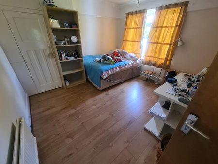 4 bedroom semi-detached house to rent - Photo 4