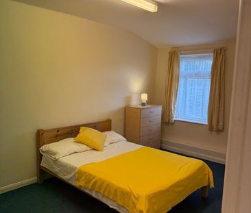 Room in a Shared House, Burgess Road, SO16 - Photo 1