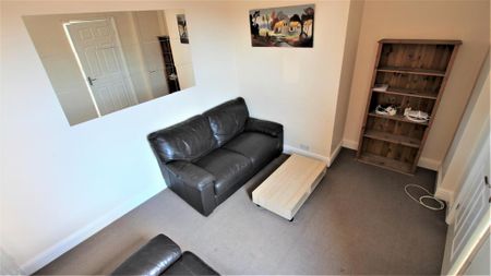 3 bedroom flat to rent - Photo 2