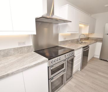 5 bedroom semi-detached house to rent - Photo 4