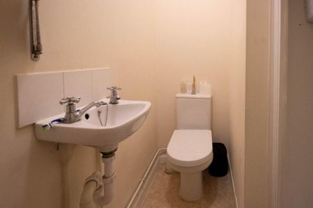 1 bedroom in a house share to rent - Photo 3