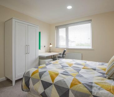 4 bedroom semi-detached house to rent - Photo 5