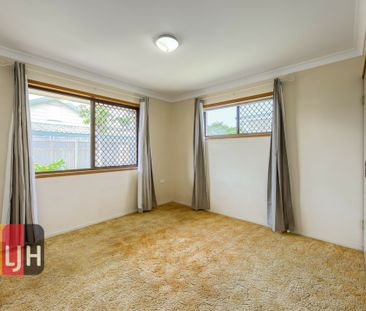 AIR CONDITIONED, GROUND FLOOR UNIT CLOSE TO WATER ! - Photo 3