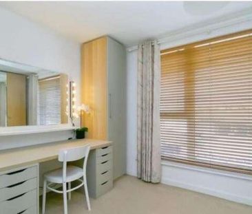 Barry, CF62 - Photo 4