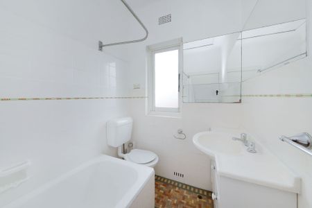 BRIGHT ART-DECO FIRST FLOOR APARTMENT! - Photo 5