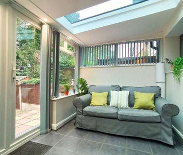 Sociable & spacious property with six ensuites, lounge and garden - Photo 3