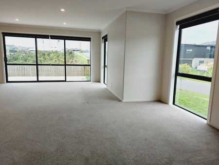 Spacious 4-Bedroom Family Home with Stunning Rural Views – Pokeno - Photo 4