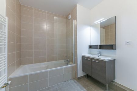 location Appartement T4 DE 75.02m² À LYON - Photo 5